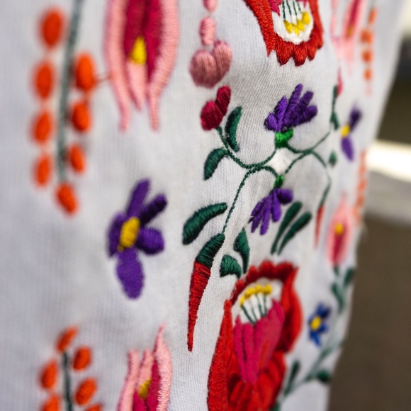 Embroidered Woman T-shirt with hungarian Kalocsa Flower design - Picture 8 of 8